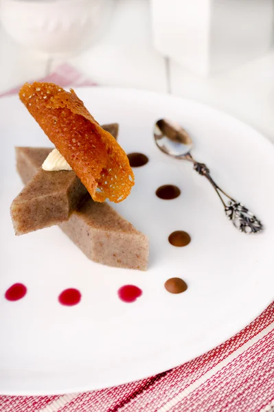 Jalea de Agar Plátano con glaseado de queso crema y Tuile de limón — Foto de Stock