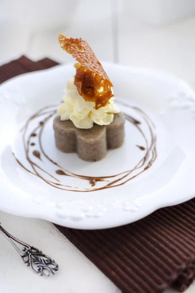 Bananen-Agar-Gelee mit Frischkäse-Zuckerguss und Zitronentulpe — Stockfoto