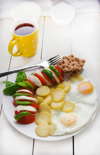 Breakfast: Fried Eggs, New Potatoes And Caprese Salad. — Stock Photo, Image