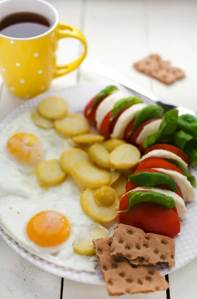 Breakfast: Fried Eggs, New Potatoes And Caprese Salad. — Stock Photo, Image