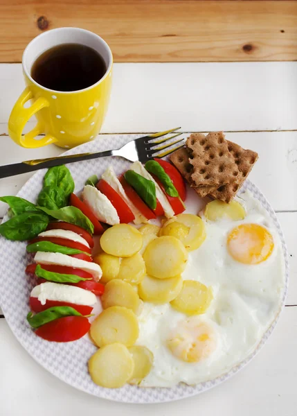 Breakfast: Fried Eggs, New Potatoes And Caprese Salad. — Stock Photo, Image