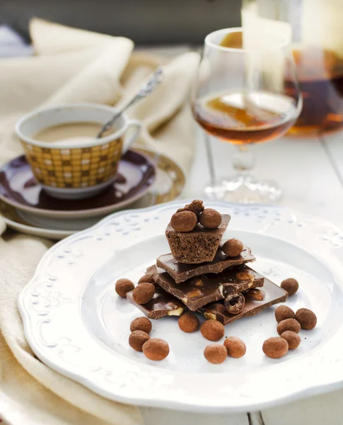 Κόκκους καφέ τρούφα σοκολάτας, τζάμια, και διάφορα σοκολάτες — Φωτογραφία Αρχείου
