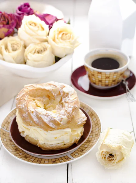 Um Paris Brest, uma sobremesa francesa e café — Fotografia de Stock