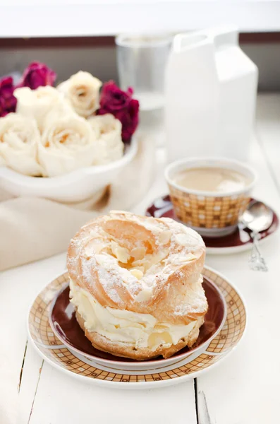 Un Paris Brest, un dessert francese e caffè — Foto Stock