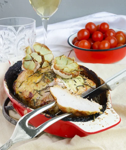 Pork Roast In The Red Ceramic Baking Dish, Cherry Tomatoes — Stock Photo, Image