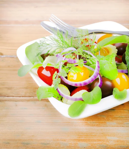 Salat mit frischem Gemüse — Stockfoto