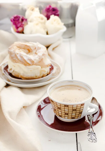 En paris-brest, en fransk dessert och kaffe Stockfoto