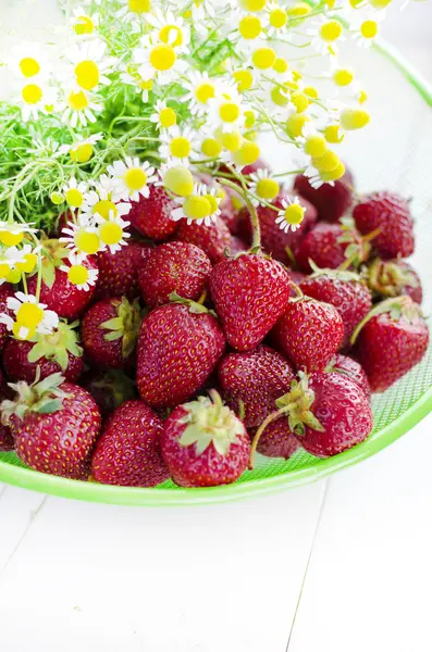 Erdbeeren und Kamillen — Stockfoto