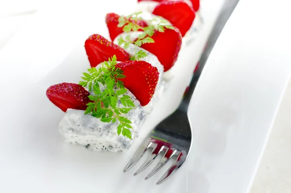 Queso de cabra francés con fresas en rodajas y Chervil — Foto de Stock