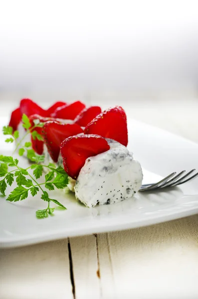 Fromage de chèvre français aux fraises tranchées et au cerfeuil — Photo