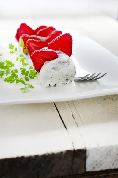 Französischer Ziegenkäse mit geschnittenen Erdbeeren und Kerbel — Stockfoto