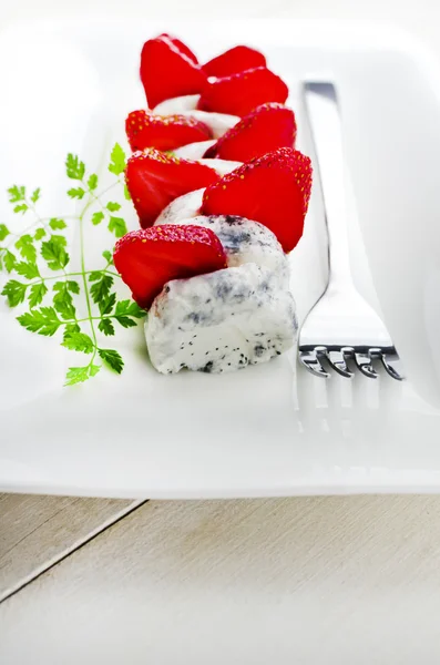 Französischer Ziegenkäse mit geschnittenen Erdbeeren und Kerbel — Stockfoto