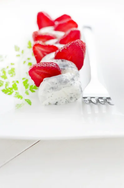 Fromage de chèvre français aux fraises tranchées et au cerfeuil — Photo