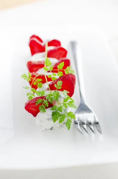 Queso de cabra francés con fresas en rodajas y Chervil — Foto de Stock