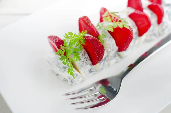 Französischer Ziegenkäse mit geschnittenen Erdbeeren und Kerbel lizenzfreie Stockfotos
