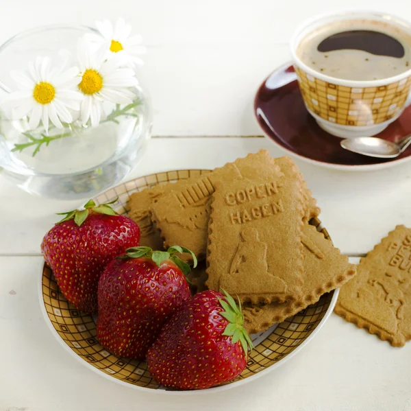 Cofee, Kekse und Erdbeeren — Stockfoto