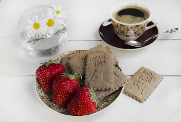 Cofee, Kekse und Erdbeeren — Stockfoto