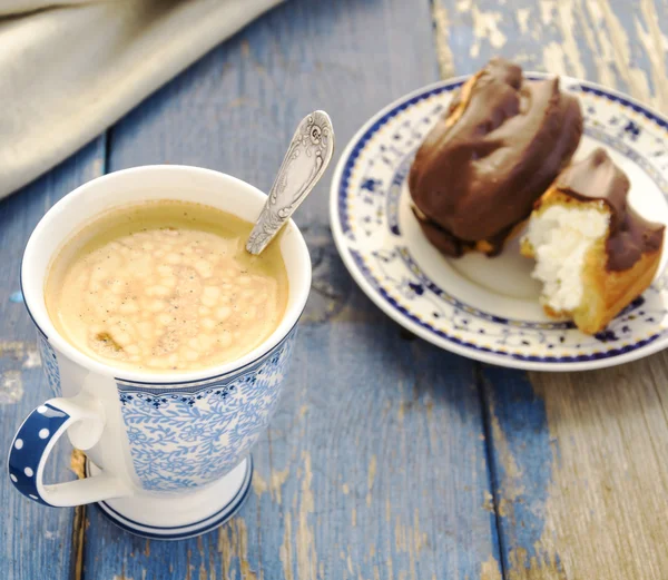 Café y eclairs — Foto de Stock