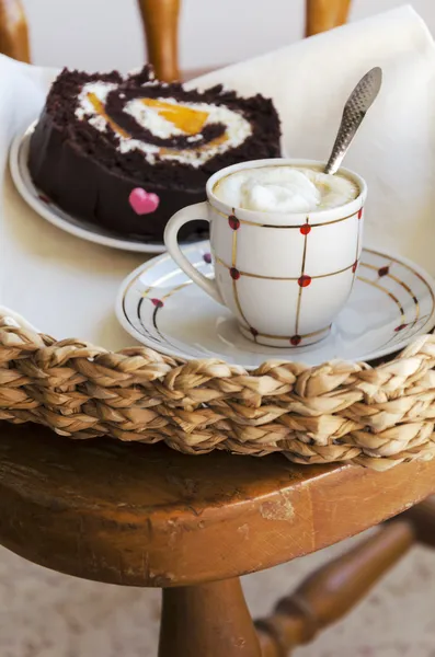 Kaffe och choklad persimon rulle — Stockfoto
