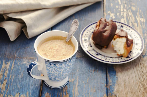 Café y eclairs — Foto de Stock