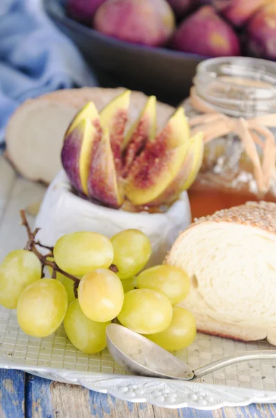 Formaggio di capra Camembert, uva, fico, miele e sesamo — Foto Stock