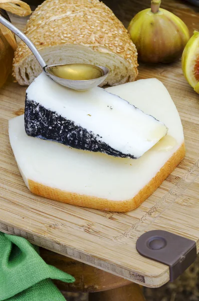 Israeli and Spanish Goat cheeses, fig and honey — Stock Photo, Image