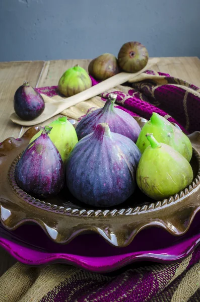 Purple and green Figs on the ceramic plate — Stock Photo, Image