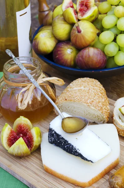 Іспанською та ізраїльські козячого сиру, рис і меду — стокове фото