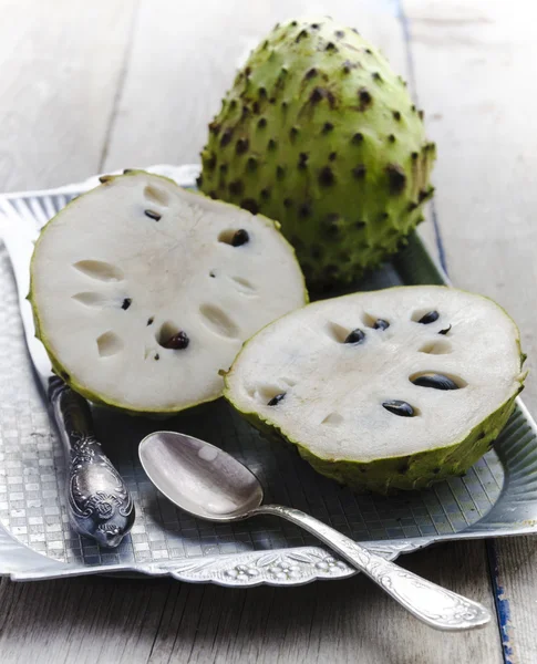 Annona cherimola geserveerd op een vintage metalen dienblad Stockfoto