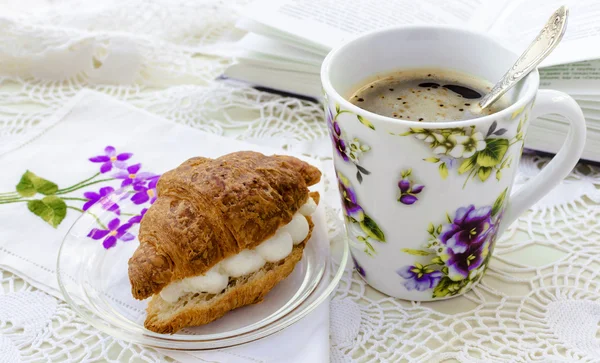 Croissant, kaffe och bok — Stockfoto