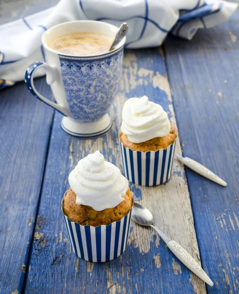 Cupcakes com maçapão e chocolate em estilo marina — Fotografia de Stock