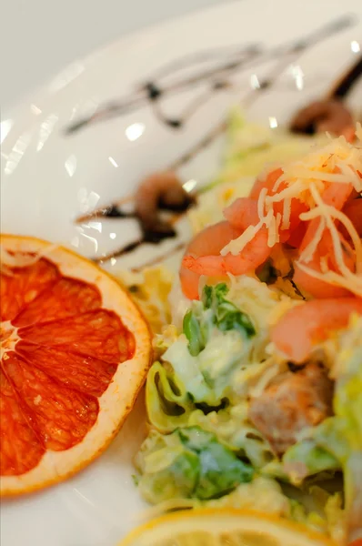 Frischen Garnelensalat mit Schokoladensauce — Stockfoto