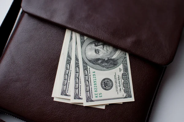 100 dollar bills and a leather bag — Stock Photo, Image