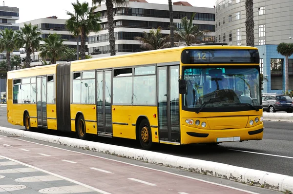 Ένα κίτρινο λεωφορείο που κυκλοφορούν — Φωτογραφία Αρχείου