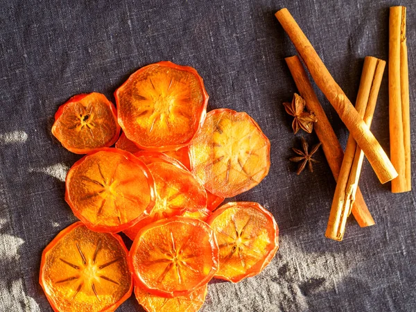 Много сухих апельсинов на плоской поверхности — стоковое фото