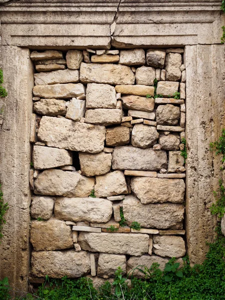 Une ancienne porte construite en pierre préservée de la Grèce antique en pierre brune — Photo