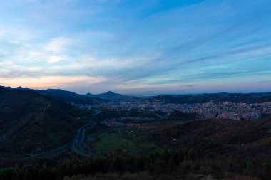 Malmasin Dağı 'ndan günbatımında Bilbao' nun panoramik görüntüsü