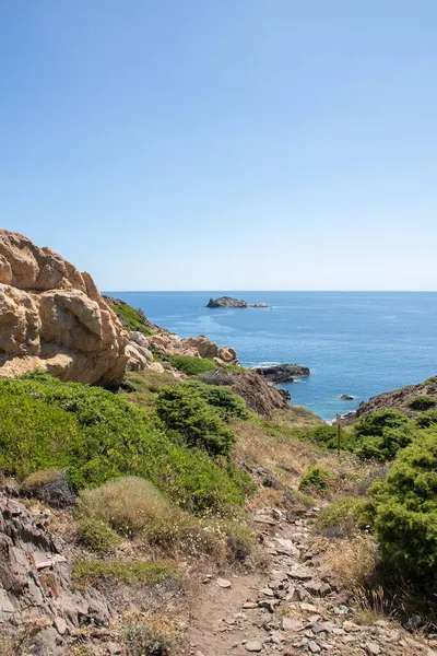 Creus kapağındaki patika denize doğru gidiyor.