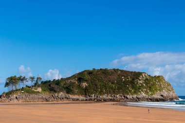 Lekeitio adası gelgitte güneşli bir günde mavi gökyüzü ve...