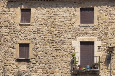 Dostlar arasında eski taş cephe, Costa brava