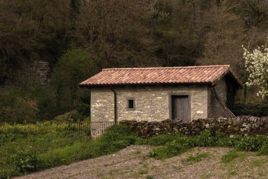 Bulutlu bir günde Alava 'da Kuartango' da eski bir ev