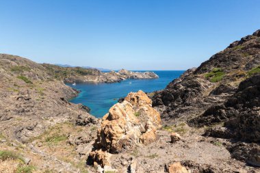 Girona 'da bir körfez dolusu kayık güneşli bir yaz günü