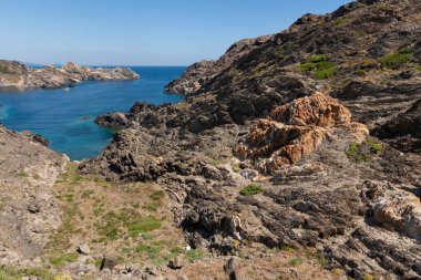 Girona 'da bir körfez dolusu kayık. Mavi denizli güneşli bir yaz günü.