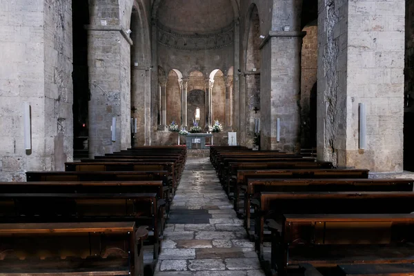 祭壇の前にある古い教会の内部 — ストック写真