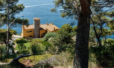 Güneşli bir yaz gününde Costa Bravo 'da lüks bir malikane.