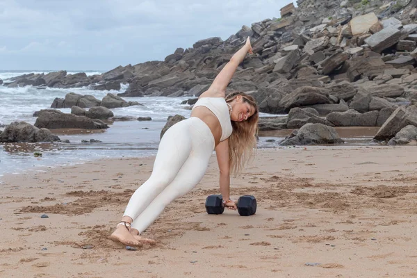 Vrouw Doet Sit Ups Het Strand Bij Zonsondergang Bij Zee — Stockfoto