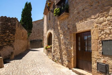 İspanya 'nın Girona eyaletindeki Costa Brava' daki Ortaçağ Dostları kasabası güneşli bir yaz gününde