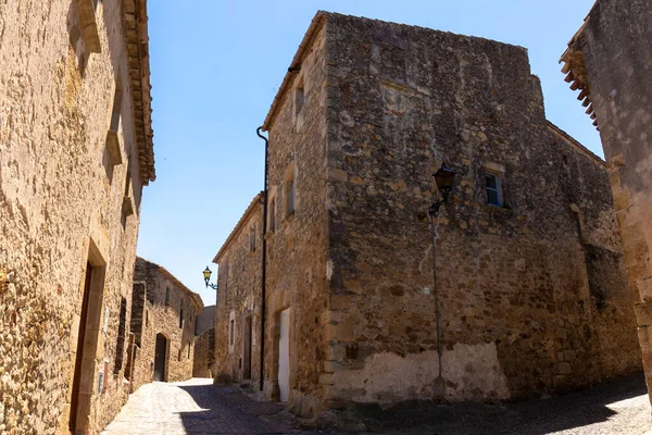 在一个阳光明媚的夏日 位于西班牙吉罗纳省科斯塔布拉瓦河畔的中世纪小镇帕尔斯 — 图库照片