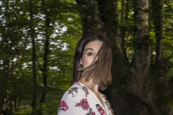 Retrato Mulher Uma Floresta Com Cabelo Frente Olho — Fotografia de Stock