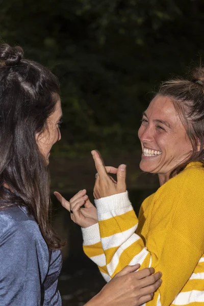 Casal Lésbico Rindo Rua Olhando Uns Para Outros — Fotografia de Stock